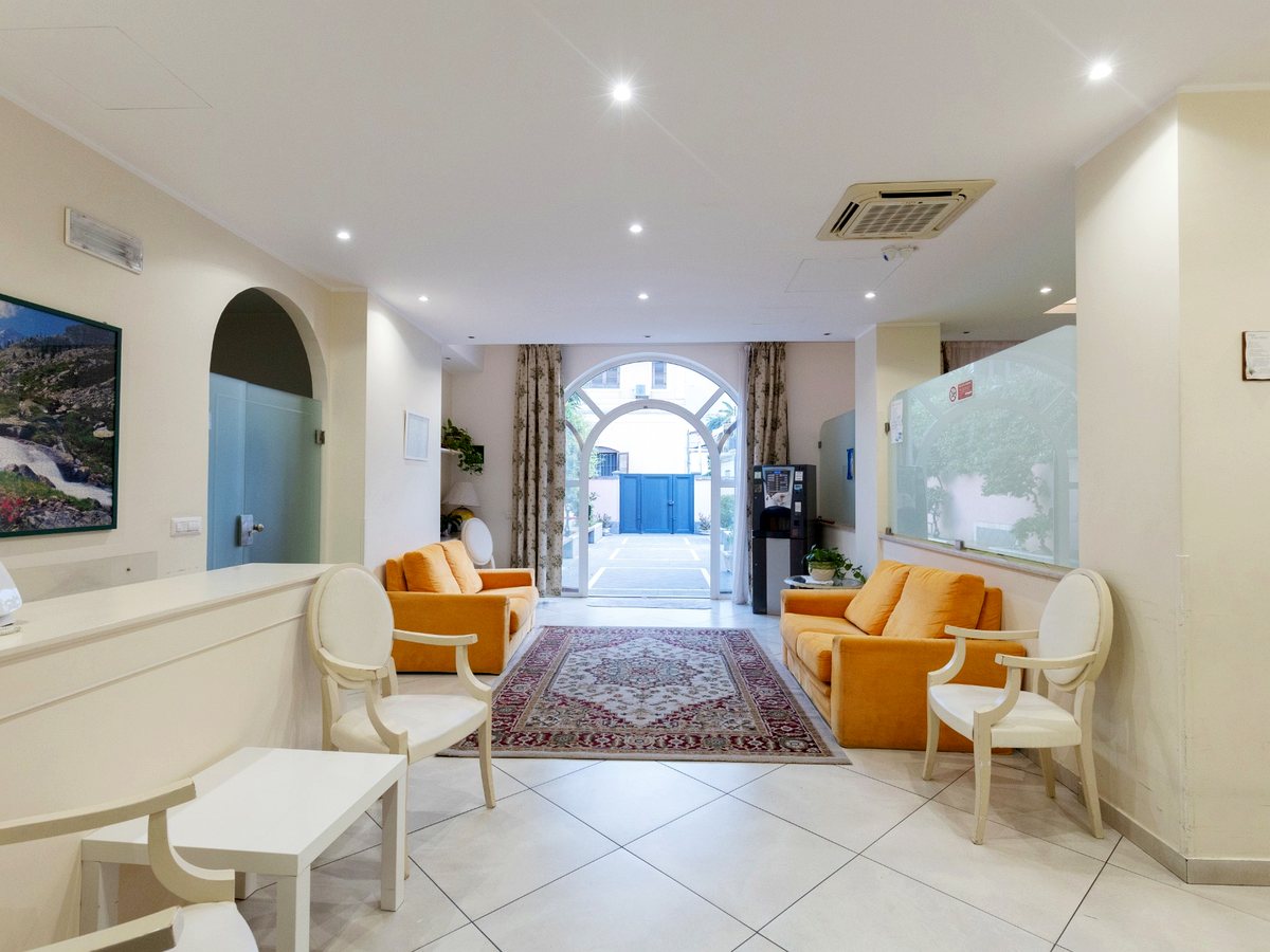Ingresso accogliente della residenza Villa Serena