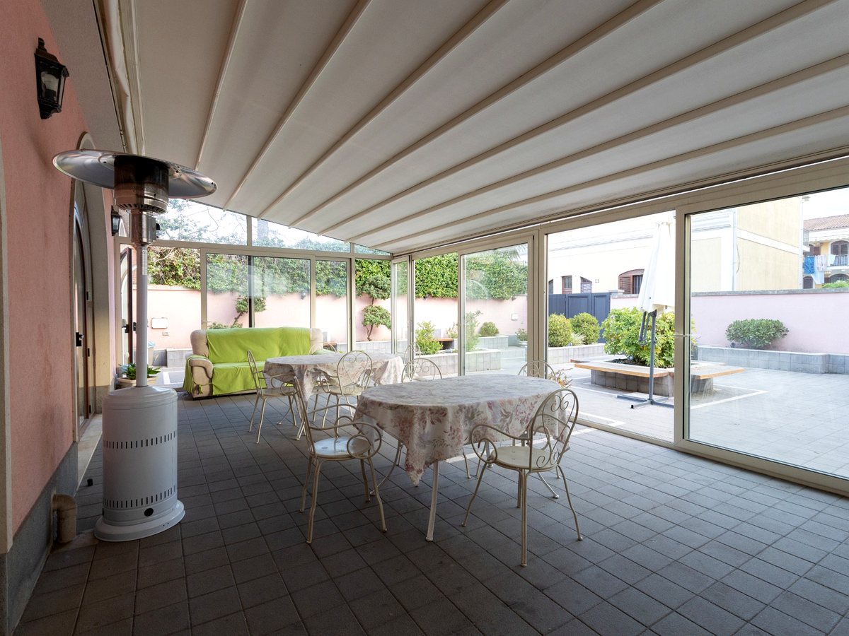 Sala comune luminosa con vista sul giardino
